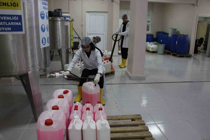 Kimyacı Liseliler Depremzedeler İçin Üretiyor