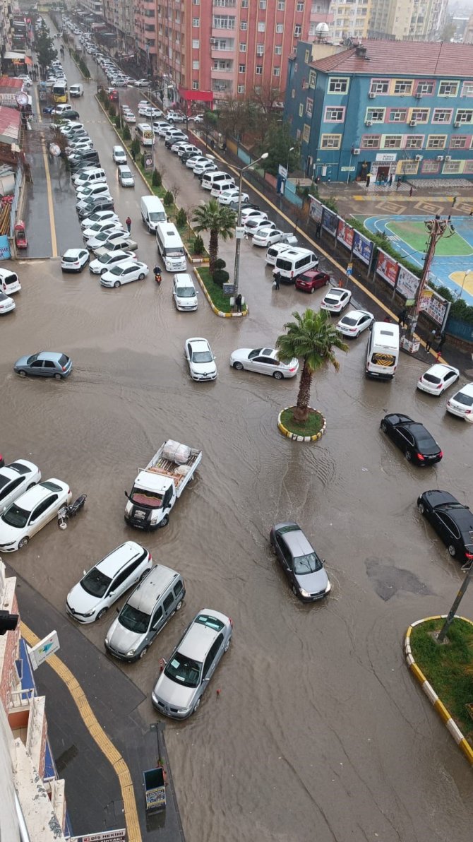 Görenler Şaşkına Dönüyordu, Sağanak Yağışta Zor Anlar Yaşattı