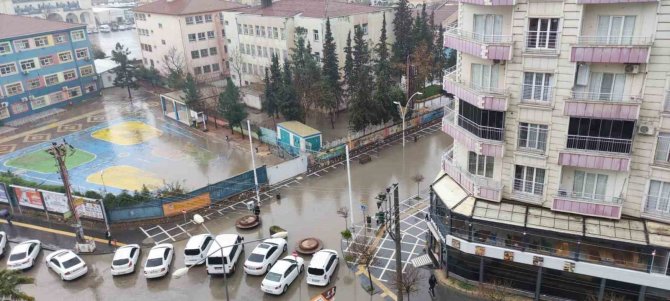 Görenler Şaşkına Dönüyordu, Sağanak Yağışta Zor Anlar Yaşattı