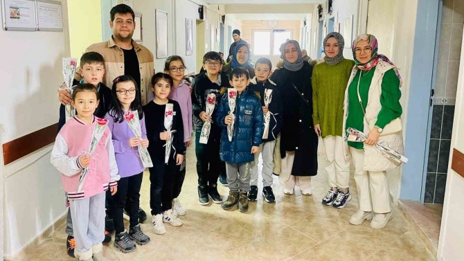Hisarcık’ta Minik Öğrenciler Doktorların Tıp Bayramını Kutladı