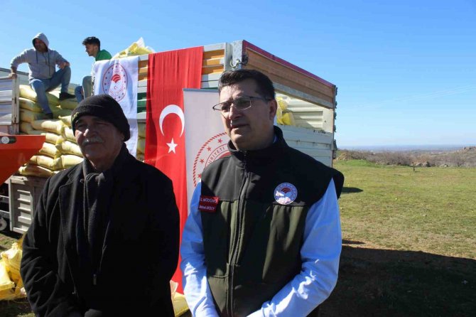 Kırklareli’de Meralara Gübre Uygulaması Yapıldı: 15 Ton Gübre Atıldı