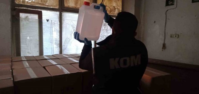 İ̇zmir’de Sahte İlaç Operasyonu: On Binlerce Gümrük Kaçağı Malzeme Ele Geçirildi