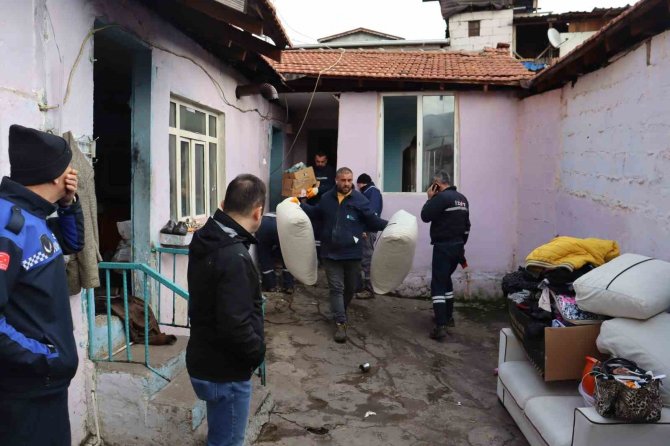 1999 Depreminden Kalan Ağır Hasarlı Binalar Yıkılıyor