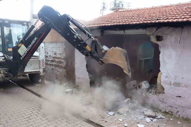 1999 Depreminden Kalan Ağır Hasarlı Binalar Yıkılıyor
