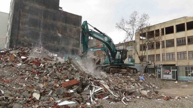 Enkaz Kaldırma Çalışmaları Yağmura Rağmen Devam Ediyor