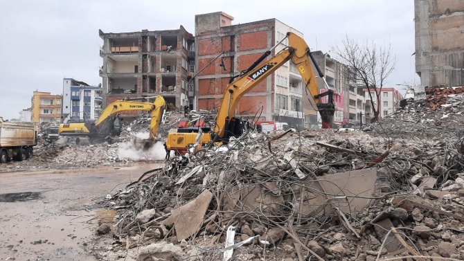 Enkaz Kaldırma Çalışmaları Yağmura Rağmen Devam Ediyor