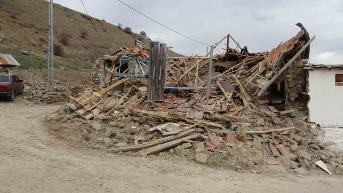 Depremde Enkaza Dönen Ve 457 Hanenin Bulunduğu Mahalle Taşınmak İstiyor