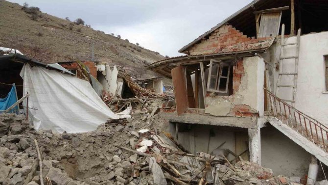 Depremde Enkaza Dönen Ve 457 Hanenin Bulunduğu Mahalle Taşınmak İstiyor