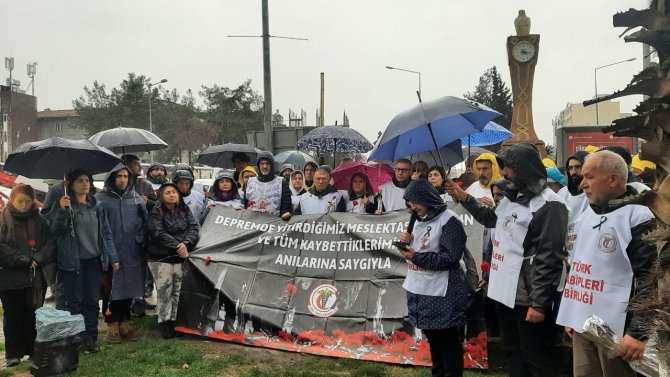 Sağlıkçılardan Depremin Sembolü Saat Kulesine Karanfil
