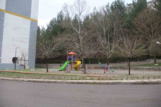 Deprem Sonrası Parklar Çocuksuz, Binalar İnsansız Kaldı