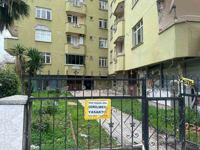 Ceyhan’da Ağır Hasarlı Yapıların Yıkımı Başladı