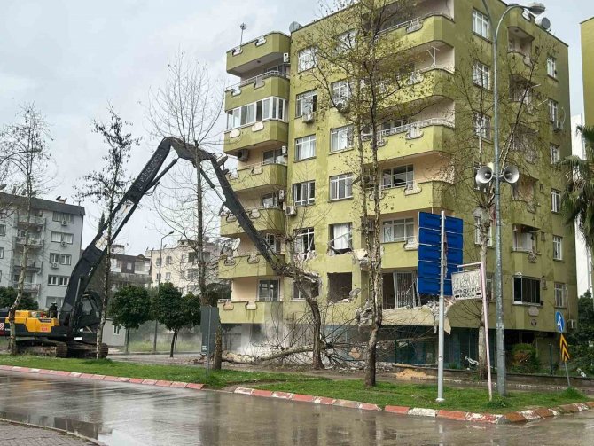 Ceyhan’da Ağır Hasarlı Yapıların Yıkımı Başladı