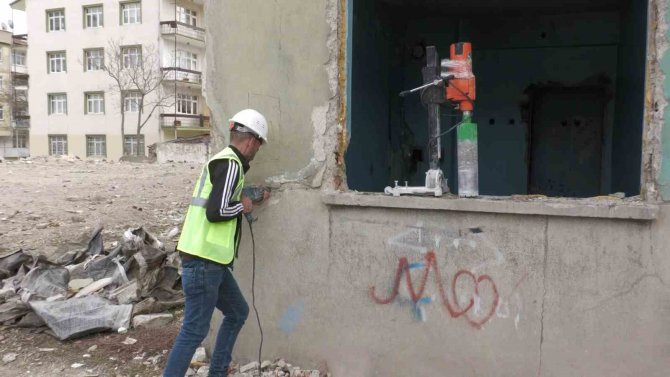 İ̇nşaat Yüksek Mühendisi Çakırcıoğlu, “Binanın Hasarlı Olup Olmadığını Anlamak İçin Her Şartta Karot Alınması Gereklidir”