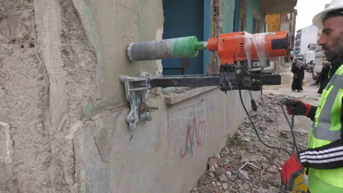 İ̇nşaat Yüksek Mühendisi Çakırcıoğlu, “Binanın Hasarlı Olup Olmadığını Anlamak İçin Her Şartta Karot Alınması Gereklidir”