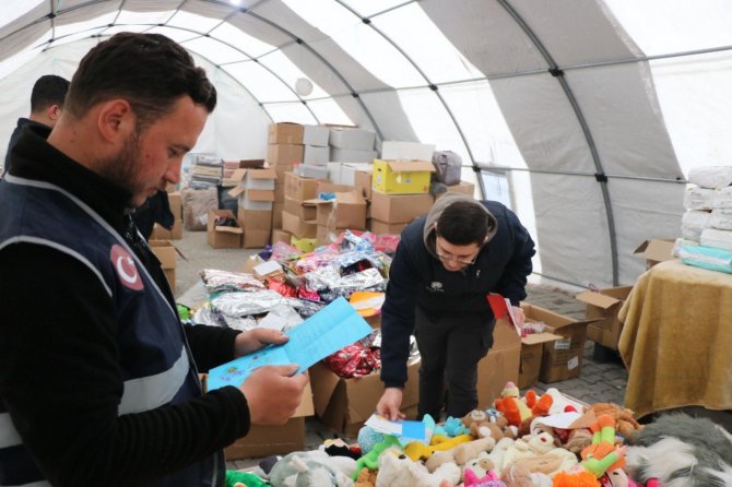 Depremzede Çocuklara İ̇hlas Vakfı Öğrencilerinden Mektuplu Oyuncak Hediyesi