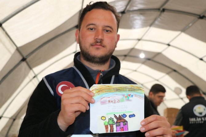 Depremzede Çocuklara İ̇hlas Vakfı Öğrencilerinden Mektuplu Oyuncak Hediyesi