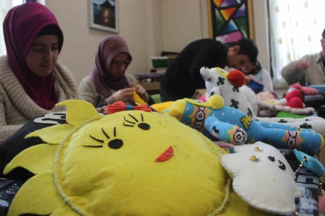 Toplum Ruh Sağlığı Hastaları Kendi Elleriyle Depremzedeler İçin Ürünler Yapıyor