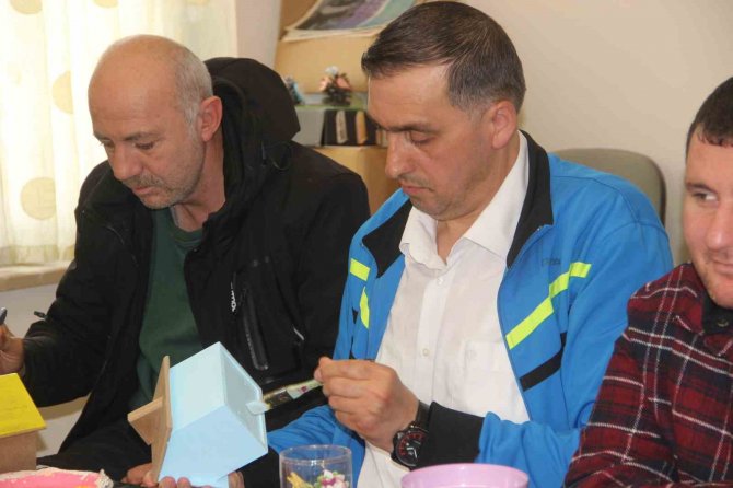 Toplum Ruh Sağlığı Hastaları Kendi Elleriyle Depremzedeler İçin Ürünler Yapıyor