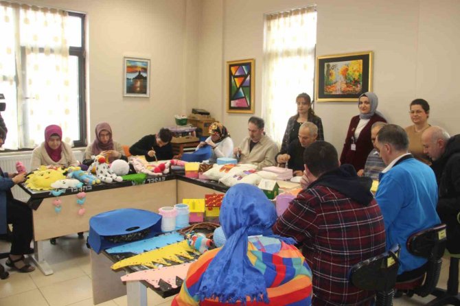 Toplum Ruh Sağlığı Hastaları Kendi Elleriyle Depremzedeler İçin Ürünler Yapıyor