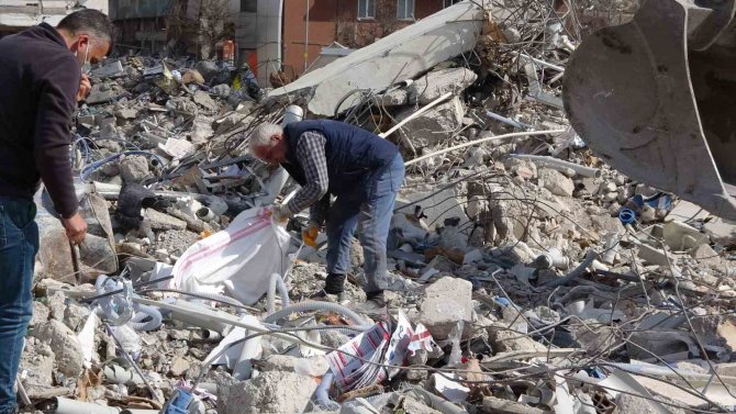 Esnaf, Yıkılan İş Yerlerinden Malzemelerini Kurtarmaya Çalıştı