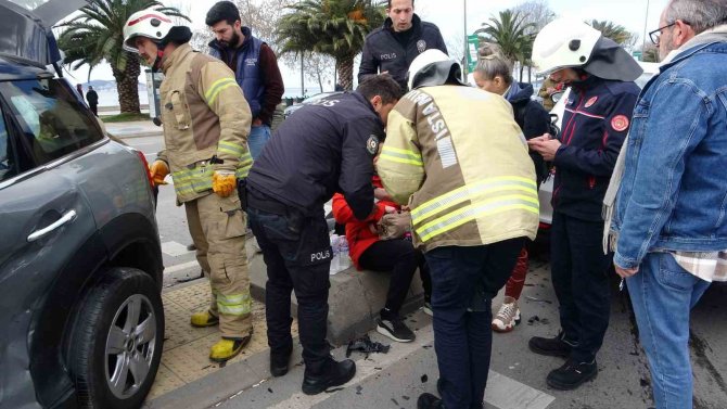 Kartal’da 2 Kişinin Yaralandığı Trafik Kazası Kamerada
