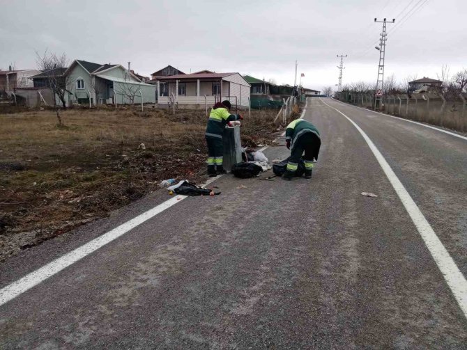 ‘Keçiören Belediyesi Doğayı Temizleme Timi’ Yol Kenarındaki Kilolarca Atığı Bertaraf Etti