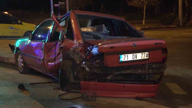 Kırmızı Işıkta Bekleyen Araçlara Çarpıp Kaçtı: 3 Yaralı