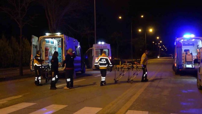 Kırmızı Işıkta Bekleyen Araçlara Çarpıp Kaçtı: 3 Yaralı