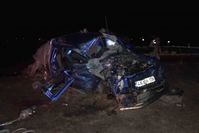 Çarptığı Pikabı Biçen Tır Tarlaya Uçtu: 1 Ölü, 5 Yaralı
