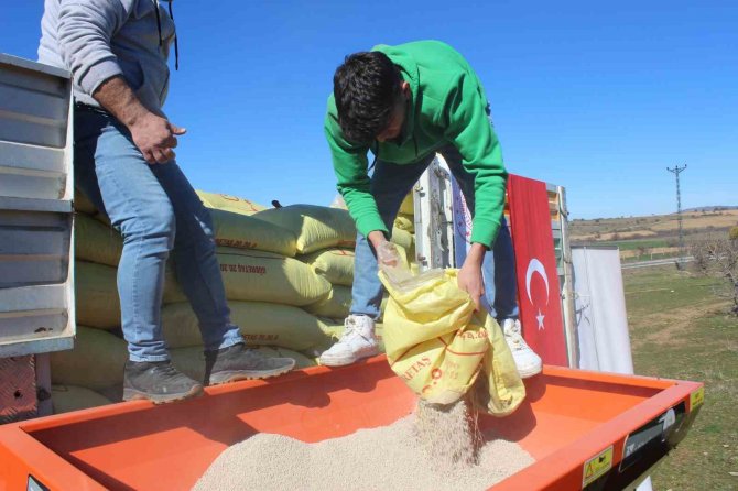 Kırklareli’de Meralara Gübre Uygulaması Yapıldı: 15 Ton Gübre Atıldı