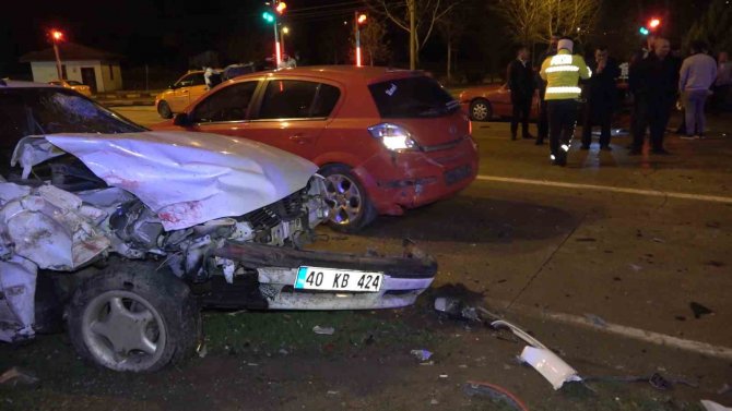 Kırmızı Işıkta Bekleyen Araçlara Çarpıp Kaçtı: 3 Yaralı