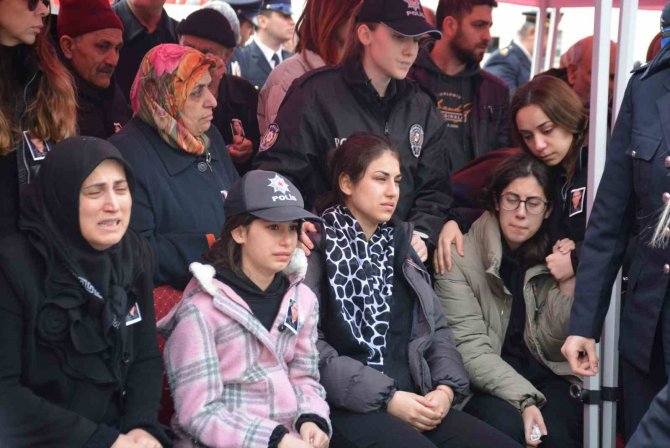 Hayatını Kaybeden Polis Babasının Şapkasını Bir An Olsun Başından Çıkarmadı