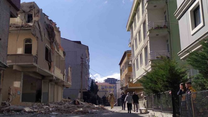 Küçükçekmece’de Yıkımı Yapılan Binada Çökme Yaşandı
