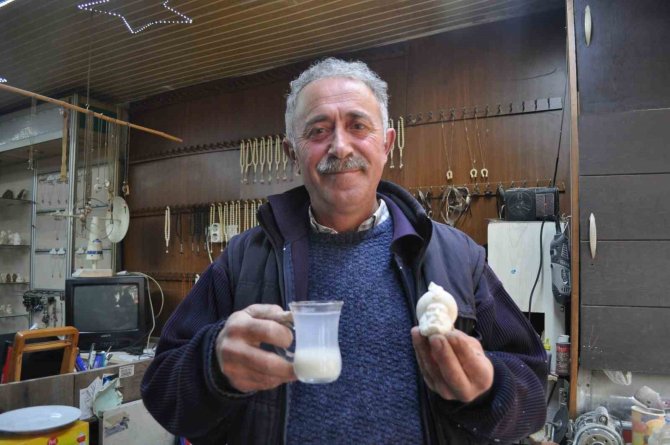 30 Yıldır Lületaşı Tozunu Çayıyla Ve Suyuyla Karıştırıp İçiyor