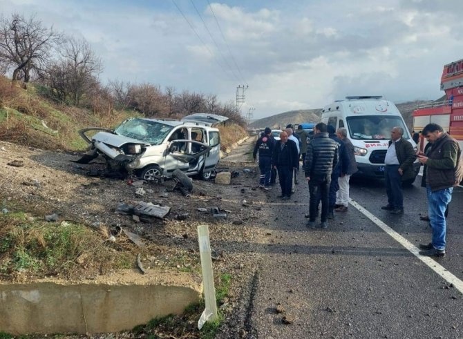 Kontrolden Çıkan Hafif Ticari Araç Bariyerlere Çarptı: 2 Ölü, 3 Yaralı