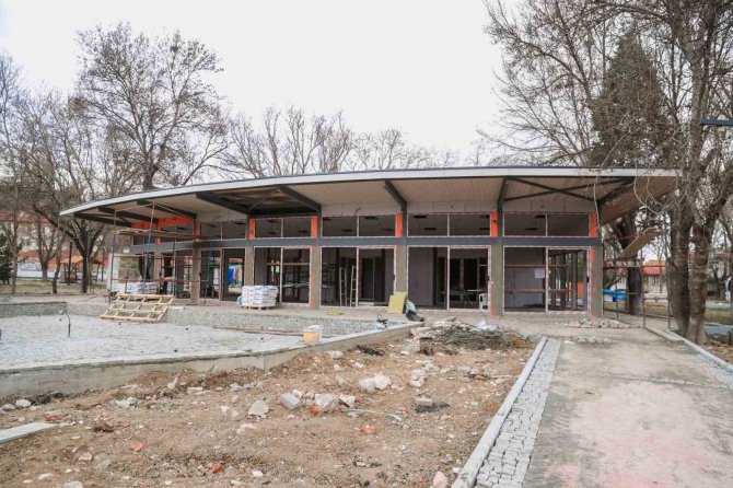 Ressam Ahmet Yakupoğlu Parkı’ndaki Çalışmaları İnceledi