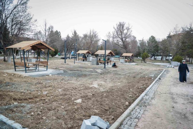 Ressam Ahmet Yakupoğlu Parkı’ndaki Çalışmaları İnceledi
