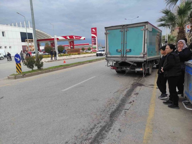 Kamyonete Çarpan Otomobil Sürücüsü Yaralandı