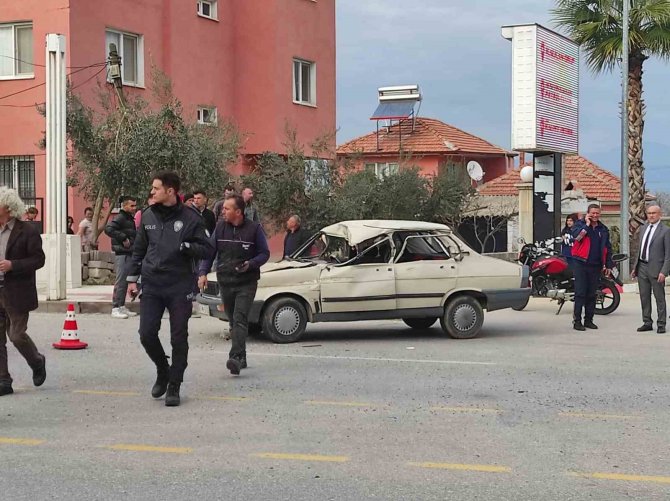 Kamyonete Çarpan Otomobil Sürücüsü Yaralandı
