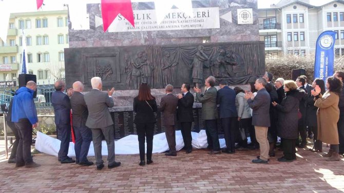 Muğla’da Tıp Bayramı’nda ’Sağlık Emekçileri’ Heykeli Açıldı