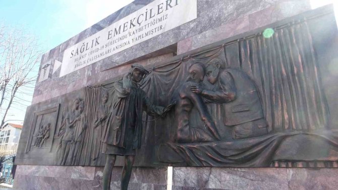 Muğla’da Tıp Bayramı’nda ’Sağlık Emekçileri’ Heykeli Açıldı