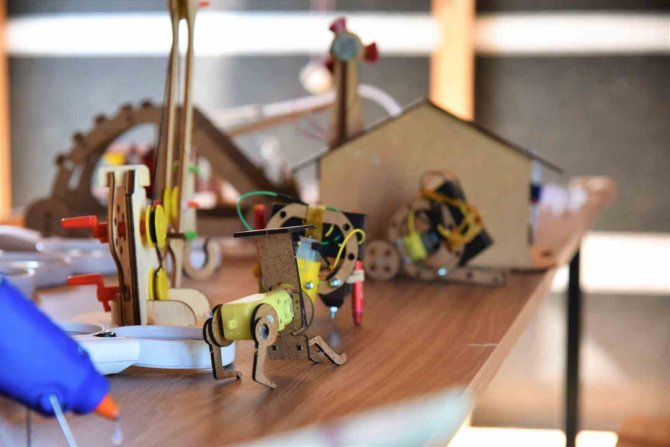 Mustafakemalpaşa Belediyesinden Doğa Ve Fen Okuluna Tam Destek