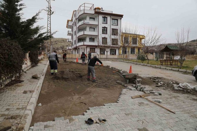 Belediye Ekipleri Yol Bakım-onarım Çalışmalarını Sürdürüyor