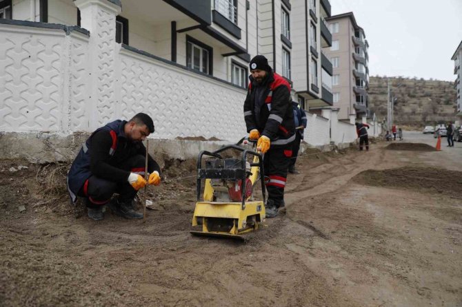 Belediye Ekipleri Yol Bakım-onarım Çalışmalarını Sürdürüyor