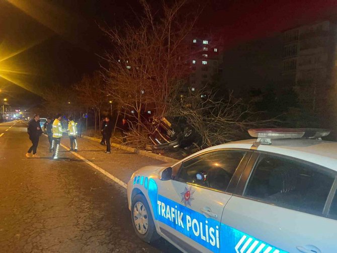 Nevşehir’de Kontrolden Çıkan Araç Ağaca Çarptı: 1 Yaralı