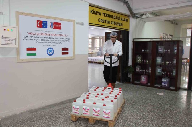 Kimyacı Liseliler Depremzedeler İçin Üretiyor