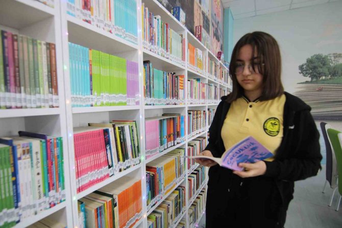 Okumaya Teşvik Ettiği Anneannesi İçin Kırşehir’e Kütüphane Desteği Verdi