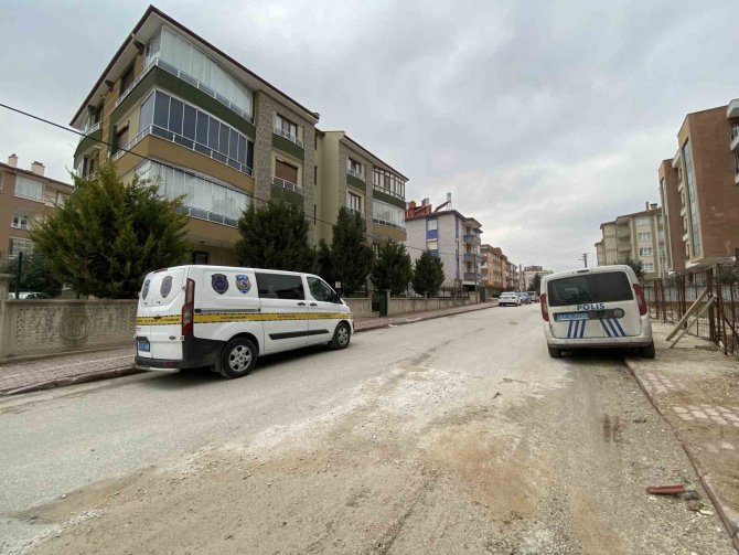 Cinnet Getiren Kişi Annesini Bıçaklayarak Ağır Yaraladı