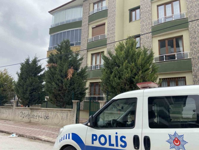 Cinnet Getiren Kişi Annesini Bıçaklayarak Ağır Yaraladı