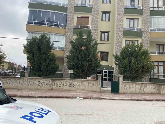 Cinnet Getiren Kişi Annesini Bıçaklayarak Ağır Yaraladı